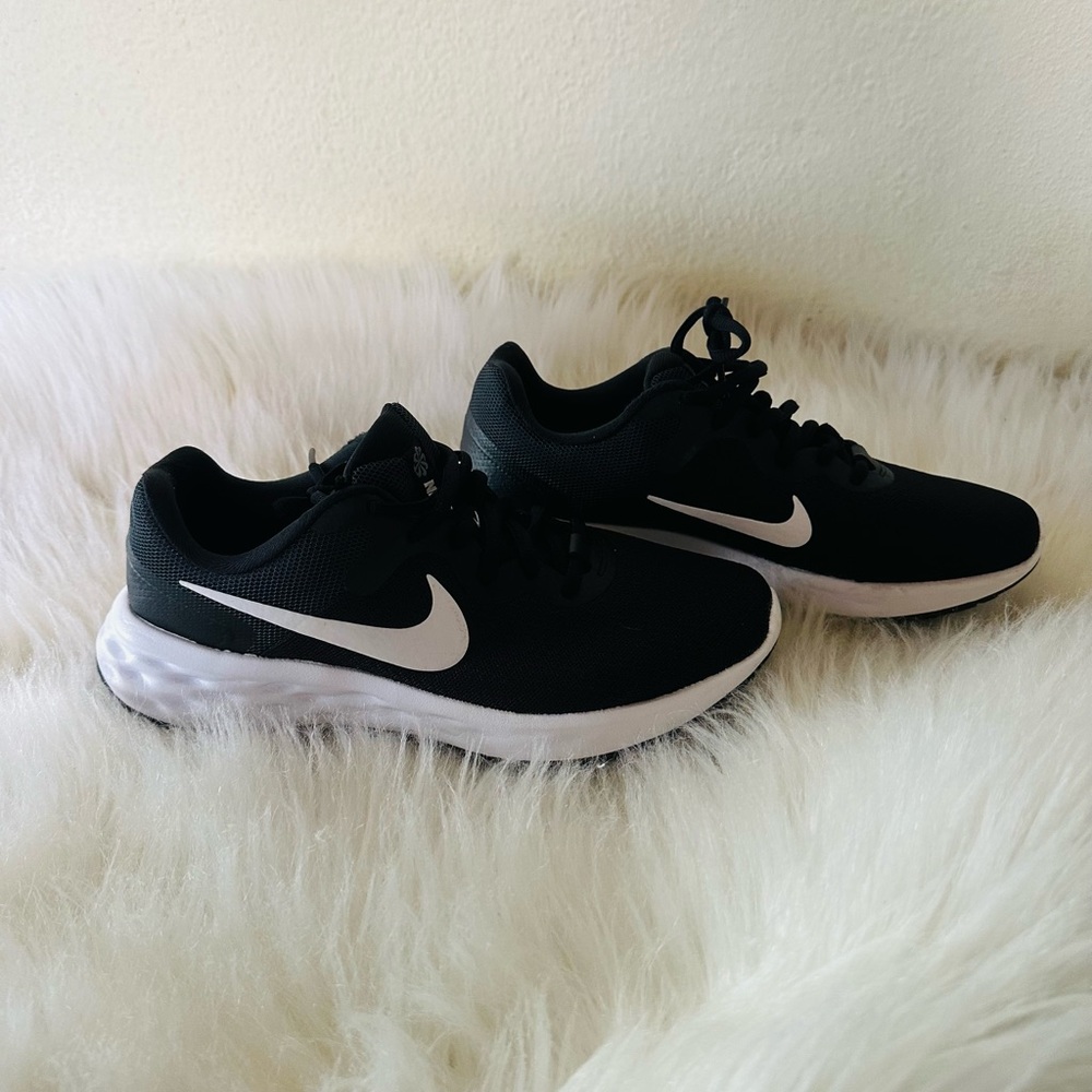 Nike Training Running Shoe US Womens 8 black/white 🤍🖤